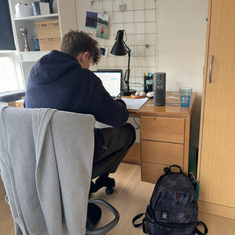 Miloos One på ett skrivbord bredvid en bärbar dator
